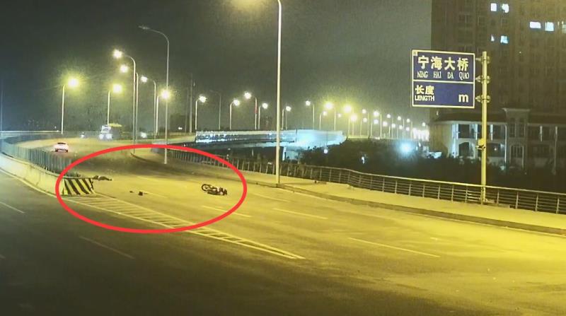 莆田：摩托车司机醉酒驾驶撞桥身被甩飞 三名热心市民现场守护并救助2.jpg
