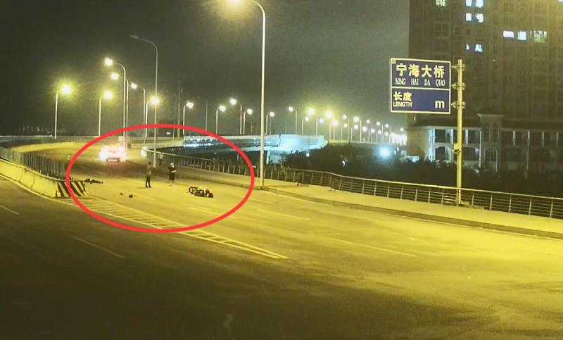 莆田：摩托车司机醉酒驾驶撞桥身被甩飞 三名热心市民现场守护并救助.jpg