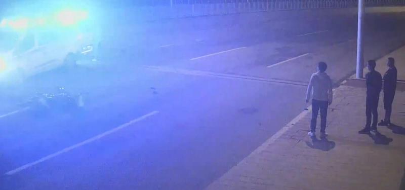 莆田：摩托车司机醉酒驾驶撞桥身被甩飞 三名热心市民现场守护并救助3.jpg